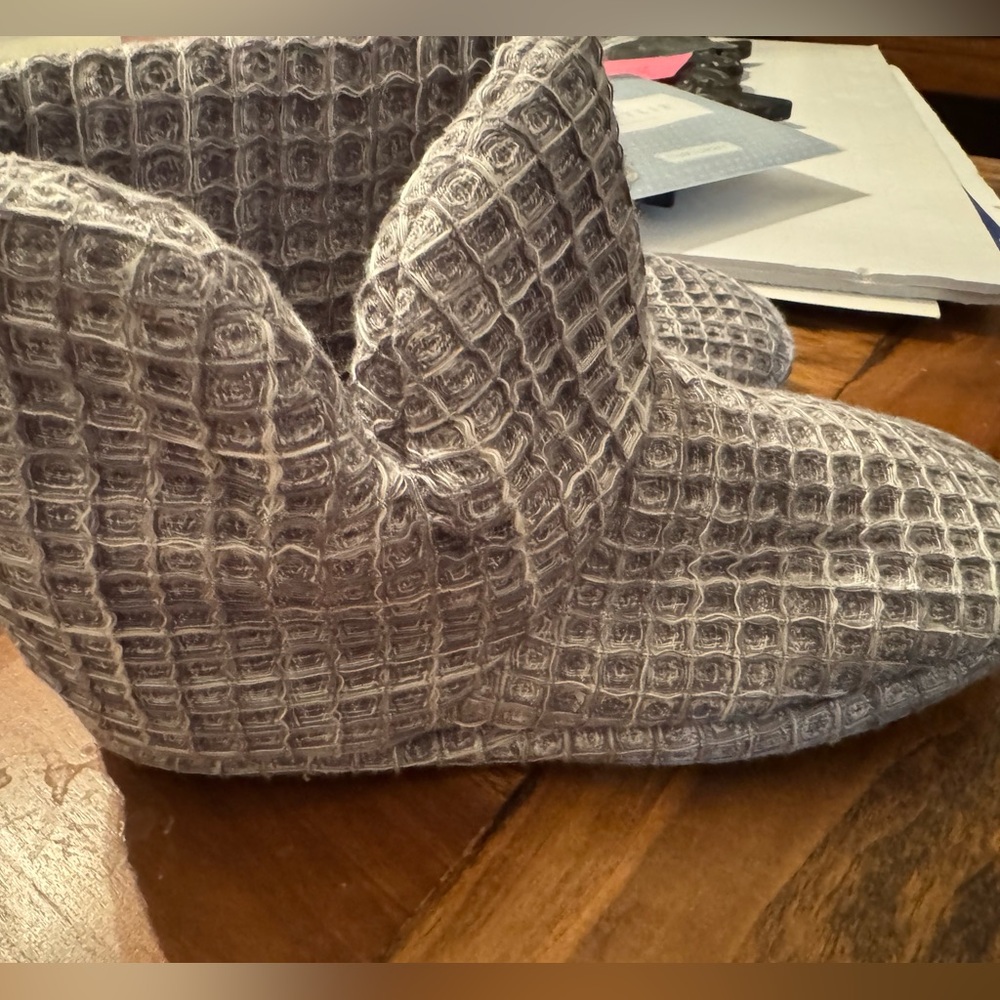 Parachute Textured Gray Slippers NWOT Sz Small